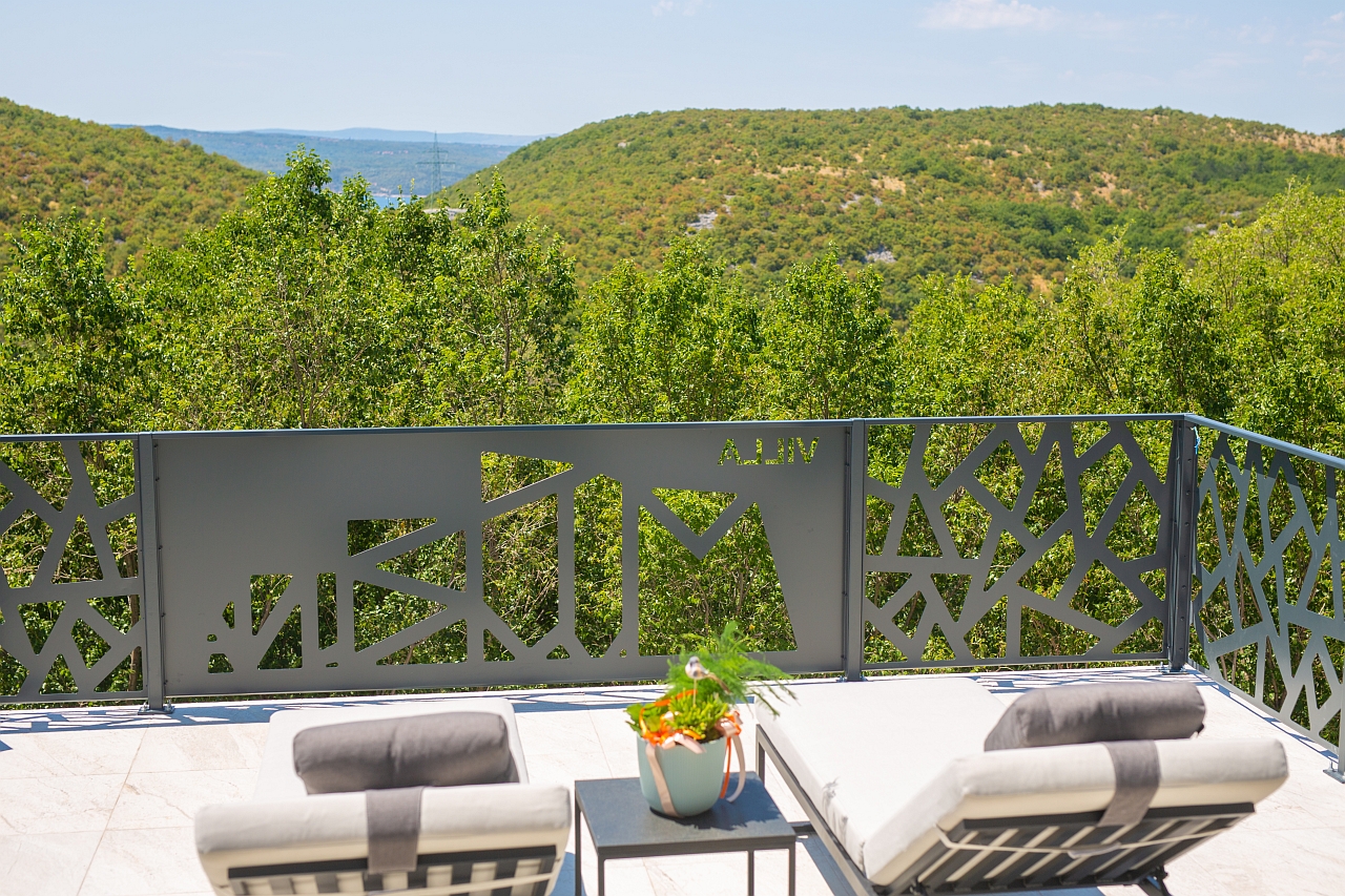 Suvremena vila s bazenom okružena prirodom u zaleđu Crikvenice